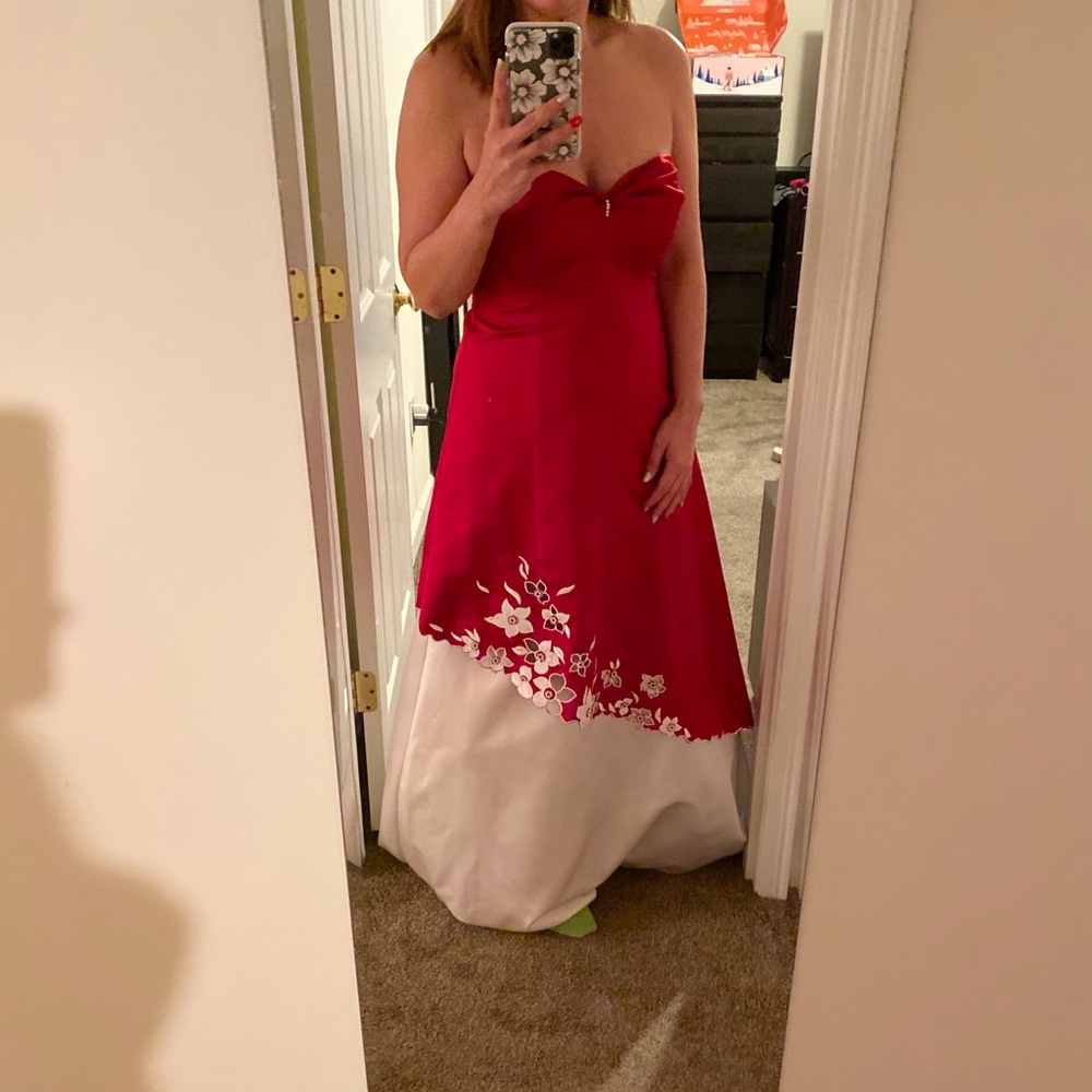 Simply stunning red and white strapless gown!